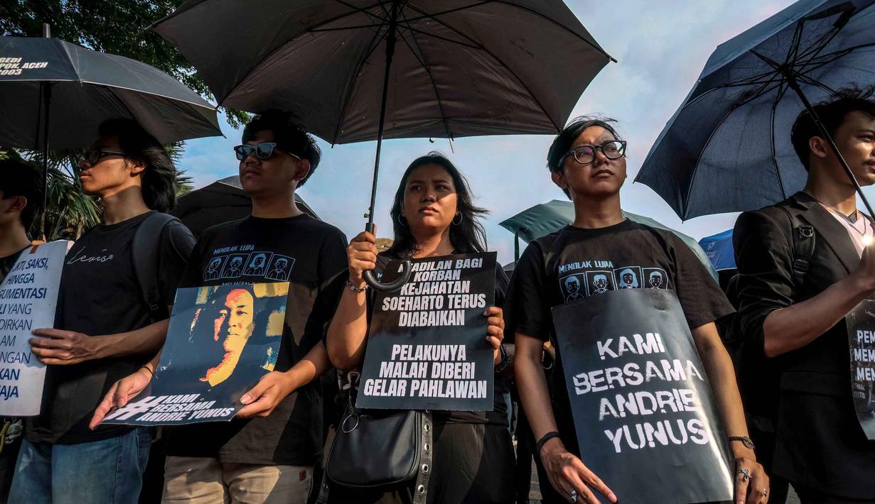 Kasus ini dipandang sebagai serangan langsung terhadap kebebasan sipil dan upaya pelemahan terhadap aktivis Hak Asasi Manusia (HAM). Tampak dalam foto, para aktivis memegang payung hitam dan poster selama Aksi Kamisan di depan Istana Kepresidenan, Jakarta, Kamis 30 April 2026. (BAY ISMOYO/AFP)