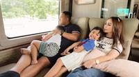 Bukan kali pertama Momo Geisha menikmati momen liburan dengan naik bus bersama keluarga. Sebelumnya, Momo sempat mengunjungi Candi Borobudur dengan naik bus mewah yang dapat dengan leluasa beraktivitas di dalam bus. Bahkan bus ini sempat dikira kereta oleh banyak netizen. (Liputan6.com/IG/@therealmomogeisha)
