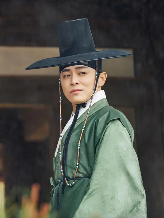 Jo Jung Suk berperan sebagai Yi In, seorang pangeran yang menjalani kehidupan sembrono sambil bergulat dengan kenyataan bahwa kesetiaannya kepada kakak laki-lakinya, Raja Yi Sun (Choi Dae Hoon) disalahartikan sebagai tindakan pengkhianat. (Foto: Instagram/ tvn_drama)