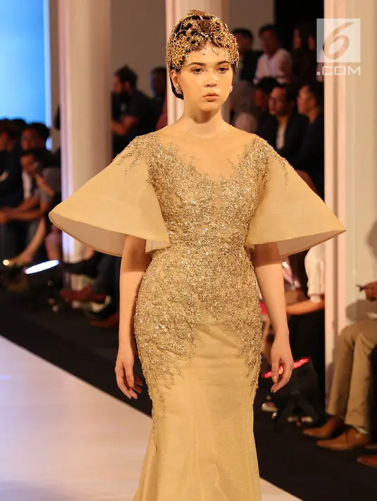 Model memperagakan busana dalam gelaran Fashion Nation 2018 di Senayan City, Jakarta, Senin (16/4). AkzoNobel, perusahaan cat terkemuka melalui Dulux Ambiance berkolaborasi dengan tiga desainer lokal. (Liputan6.com/Immanuel Antonius)