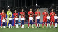Para pemain starting XI Timnas Indonesia U-22 berbaris menyanyikan lagu kebangsaan Indonesia Raya sebelum dimulainya laga keempat Grup A SEA Games 2023 menghadapi Kamboja di Olympic National Stadium, Phnom Penh, Kamboja, Rabu (10/5/2023). (Bola.com/Abdul Aziz)
