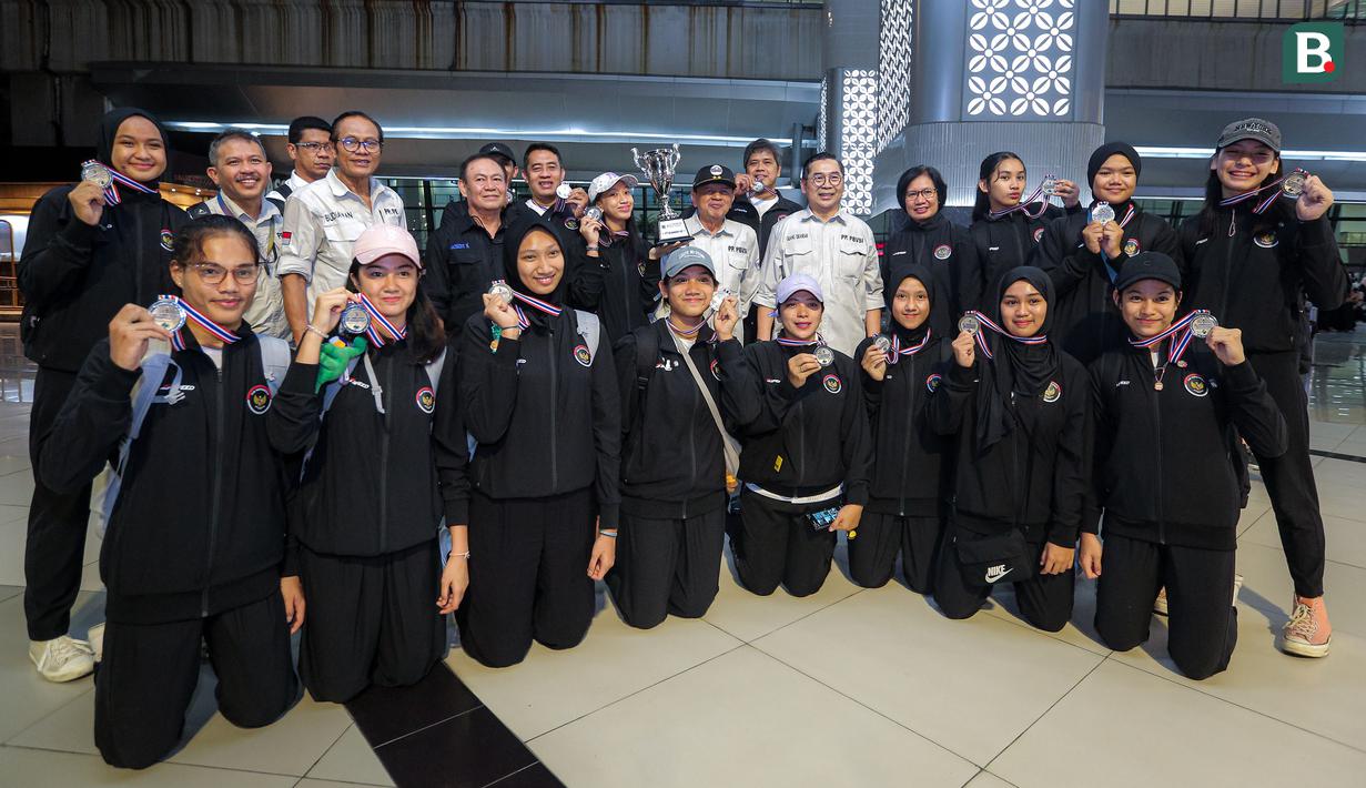 <p>Skuad Timnas voli putri Indonesia U-18 berpose dengan pengurus PBVSI dalam acara penyambutan di Terminal 3 Bandara Soekarno Hatta, Tangerang, Jumat (14/6/2024) usai menempati peringkat kedua pada turnamen bola voli putri Princess Cup 2024. (Bola.com/Bagaskara Lazuardi)</p>