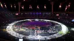 Pemandangan upacara pembukaan untuk Pesta Olahraga Persemakmuran (Commonwealth Games) 2018 di Gold Coast, Australia, Rabu (4/4). Upacara pembukaan diisi dengan penampilan ragam kesenian dan kebudayaan Australia. (Manan VATSYAYANA/AFP)