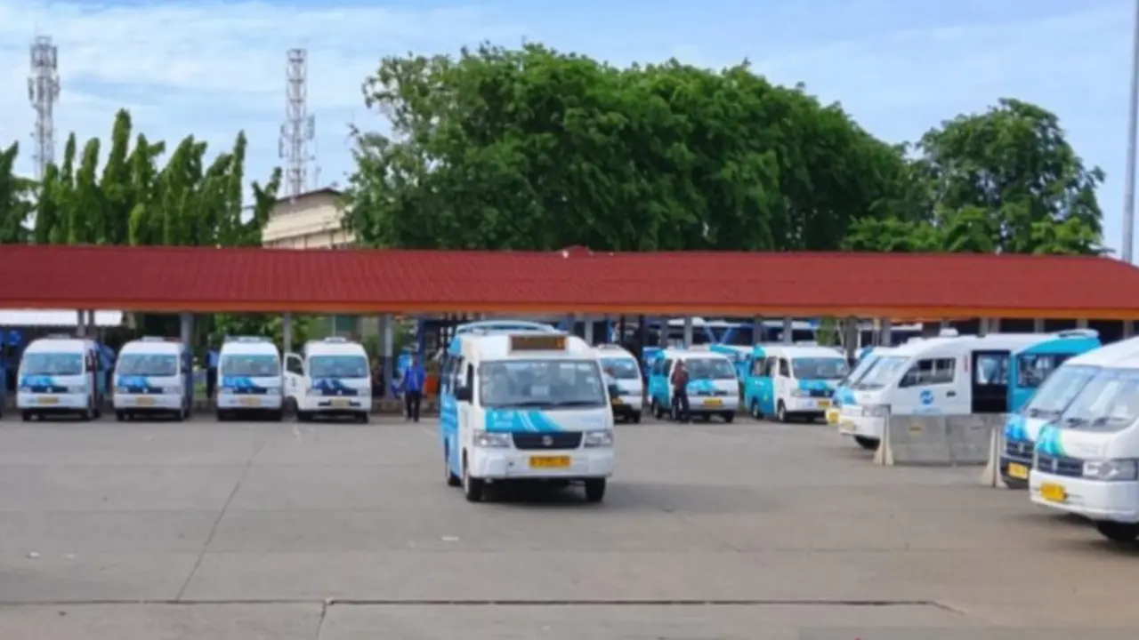 Suasana di Terminal Pulo Gadung, Jakarta Timur, Rabu (26/11/2025).