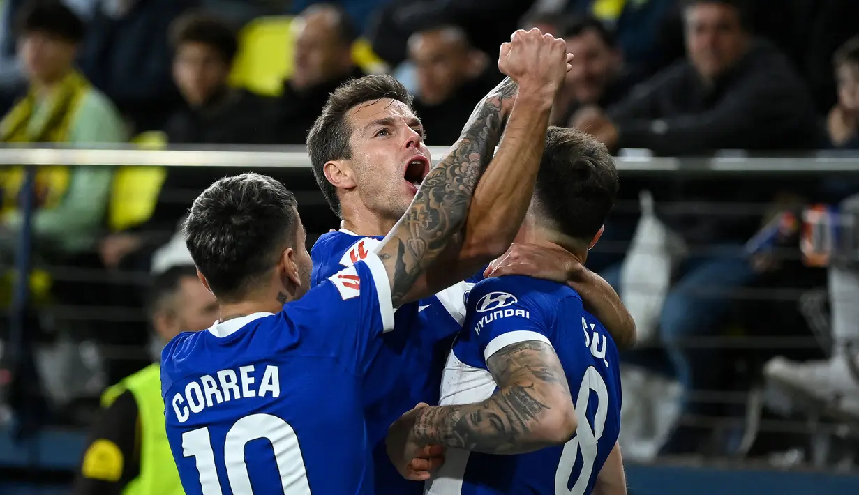 Pemain Atletico Madrid, Saul Niguez merayakan gol kemenangan timnya atas Villareal pada laga lanjutan Liga Spanyol 2023/2024 di La Ceramica Stadium, Villareal, Spanyol, Selasa (02/04/2024) dini hari WIB. (AFP/Jose Jordan)