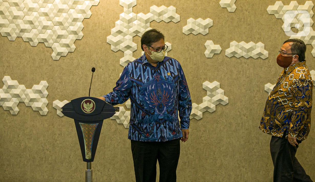 Menko Bidang Perekonomian Airlangga Hartarto (kiri) bersiap menyampaikan keterangan saat menerima GeNose C19 dari Menristek Bambang Brodjonegoro di Gedung Kemenko Perekonomian, Jakarta, Senin (22/3/2021). GeNose C19 diharap bisa makin dikenal dan dimanfaatkan lebih masif. (Liputan6.com/FaizalFanani)