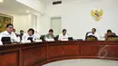 Ratas tersebut membahas efektivitas lahan dan peningkatan produksivitas pertanian. Tampak Menteri Agraria Ferry Mursydan Baldan (kiri) dan Menhut Siti Nurbaya (kedua kiri) menghadiri rapat, Jakarta, Rabu (11/3/2015). (Liputan6.com/Faizal Fanani) 