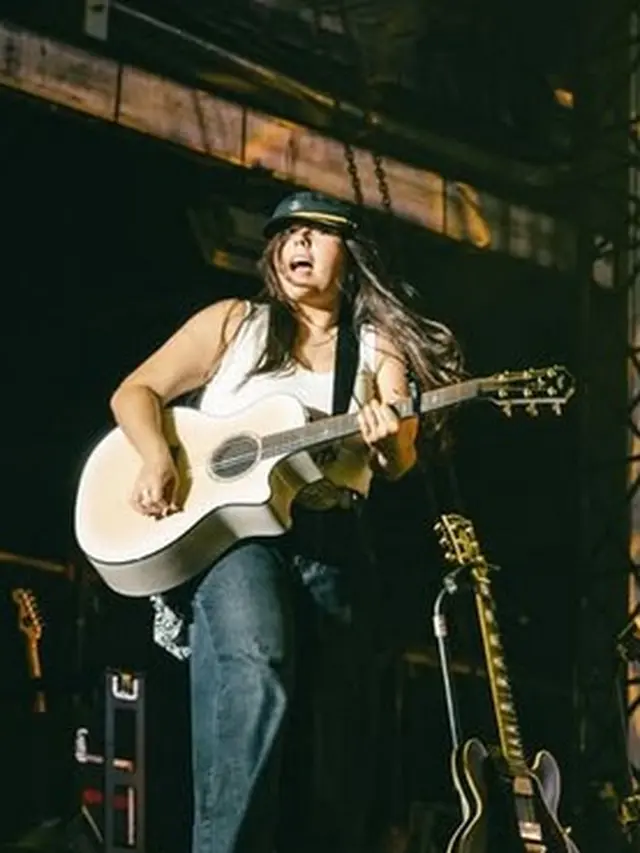 Gigi Perez perform di atas panggung (IG gigi4perez)