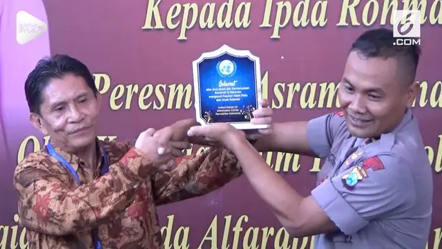 Anggota Satuan Brimob Polda Jawa Timur mendapatkan penghargaan dari PBB atas kepeduliannya mengasuh puluhan anak yatim piatu.