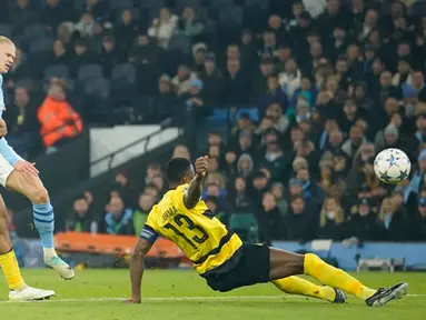 Pemain Manchester City Erling Haaland (kedua dari kiri) mencetak gol ke gawang Young Boys pada pertandingan sepak bola Grup G Liga Champions di Etihad Stadium, Manchester, Inggris, Selasa (7/11/2023). (AP Photo/Dave Thompson)