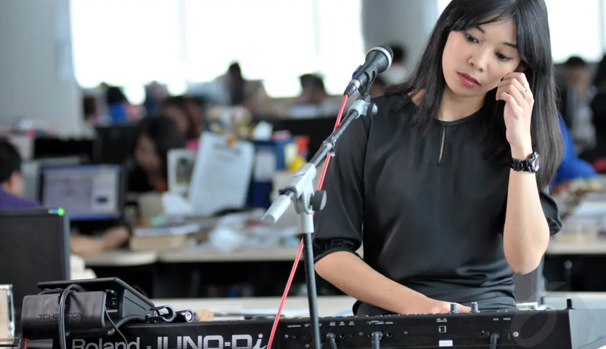 Wanita yang lahir pada 16 Juni 1987 itu memilih instrumen piano untuk membuat lagu-lagu ciptaannya sendiri. (Liputan6.com/Panji Diksana)