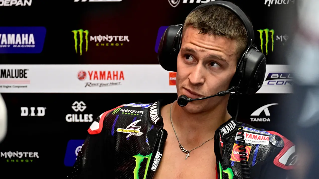 Foto: Beda Ekspresi Dua Pembalap Jelang Seri Terakhir MotoGP, Pecco Fokus Banget Quartararo Selow