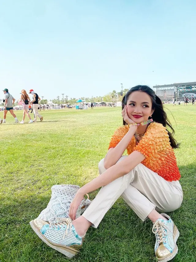 7 Potret Sabrina Anggraini saat Nonton Coachella, Curi Perhatian