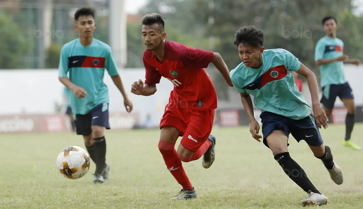 Pemain Universitas Muhammadiyah Malang (UMM), M Junio, berusaha melewati pemain Universitas Negeri Malang (UM) pada laga final Torabika Campus Cup 2017 di Stadion UM, Malang, Kamis, (02/11/2017). UMM menang 2-0 atas UM. (Bola.com/M Iqbal Ichsan)