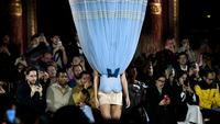 Rangkaian busana terbolak-balik koleksi Viktor & Rolf di Paris Haute Couture Week 2023. (dok. STEPHANE DE SAKUTIN / AFP)