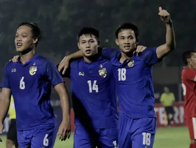 Pemain Thailand merayakan gol yang dicetak oleh Settawut Wongsai ke gawang Indonesia pada laga persahabatan di Stadion PTIK, Jakarta, Kamis, (31/5/2018). Indonesia takluk 1-2 dari Thailand. (Bola.com/M Iqbal Ichsan)