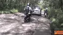 Citizen6, Lamongan: kendaraan bermotor roda dua dan roda empat saat melintasi jalan di Lamongan  yang rusak. (Pengirim: LandaxNocturnal Zaen)