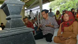  Ziarah dilakukan Jokowi bersama ibundanya, Sujiatmi Notomihardjo di Kecamatan Gondangrejo, Karanganyar, Jawa Tengah, Sabtu (14/6/14) (Antara Foto/Widodo S Jusuf)