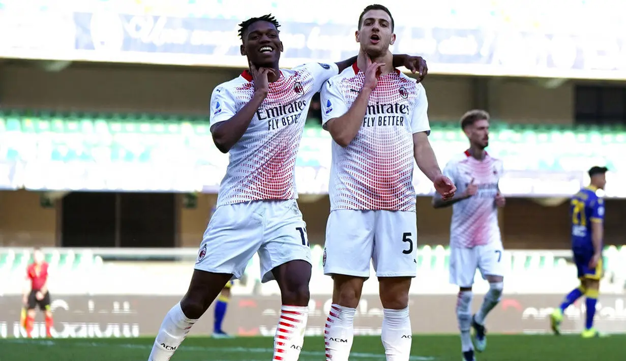 Pemain AC Milan, Diogo Dalot, melakukan selebrasi bersama Rafael Leao usai mencetak gol ke gawang Verona pada laga Liga Italia di Stadion Bentegodi, Minggu (7/3/2021). AC Milan menang dengan skor 2-0. (Spada/LaPresse via AP)