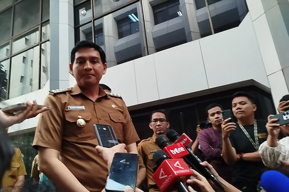Bupati Indramayu, Lucky Hakim usai diperiksa Inspektorat Jenderal Kementerian Dalam Negeri (Itjen Kemendagri), Selasa (8/4/2025).