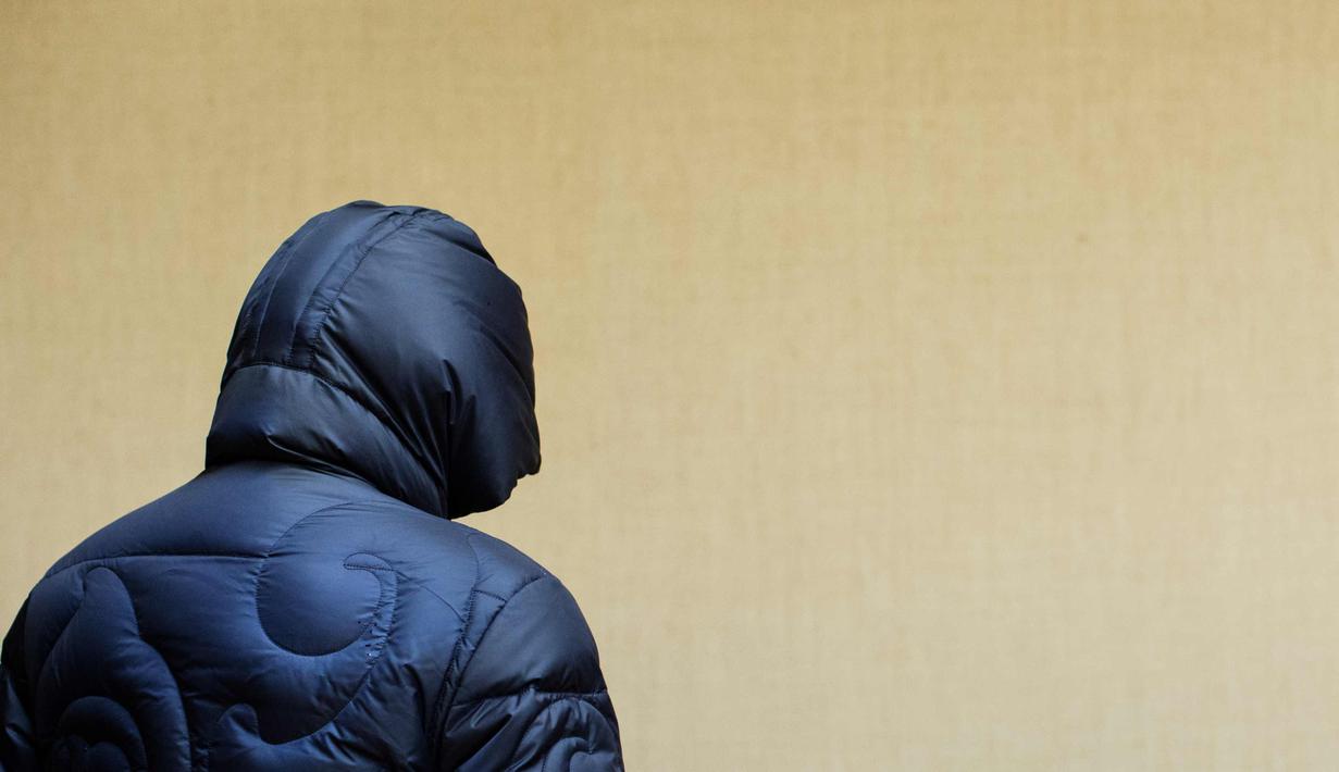 Werner Mauss menghadap belakang saat menjalani sidang di pengadilan Bochum, Jerman barat, (5/10). Mantan mata-mata t Werner Mauss, yang dijuluki "James Bond Jerman", mendapat hukuman dua tahun karena pengelapan pajak. (AFP Photo/Marcel Kusch)