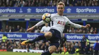 Pemain Tottenham, Christian Eriksen mencetak satu kegawang Everton pada lanjutan Premier League di Goodison Park, Liverpool, (9/9/2017). Tottenham menang 3-0. (AFP/Lindsey Parnaby)