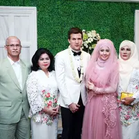 Khidmat dan sakralnya suasana akad nikah Risty Tagor dan Stuart Collin (M. Akrom Sukarya/Bintang.com)
