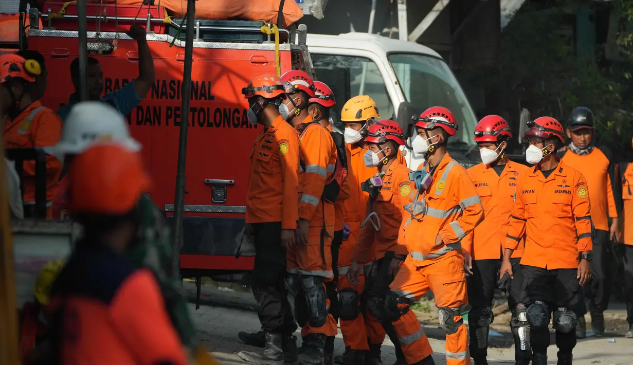 Memasuki hari ke-6 upaya pencarian dan penyelamatan, masih terdapat puluhan korban yang belum ditemukan di reruntuhan gedung Pondok Pesantren Al Khoziny, Buduran, Sidoarjo, Jawa Timur. (AP Photo/Achmad Ibrahim)