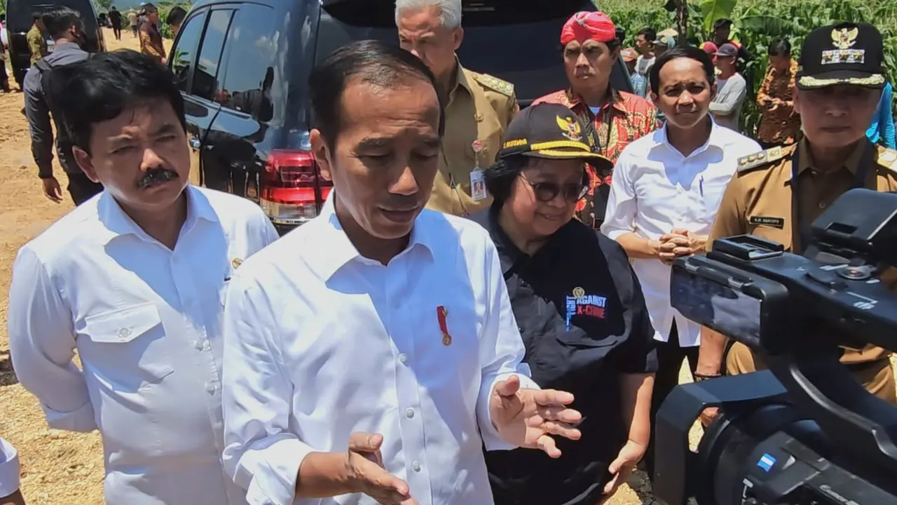 Menteri Agraria Tata Ruang/Badan Pertahanan Nasional (ATR/BPN) Hadi Tjahjanto saat menemani Presiden Joko Widodo atau Jokowi.