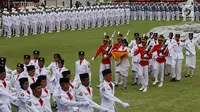 Paskibraka bersama Pasukan Pengamanan Presiden (Paspampres) menyerahkan Bendera Merah Putih kepada Presiden Joko Widodo usai Upacara Penurunan Bendera HUT ke-72 Kemerdekaan RI di Istana Merdeka, Jakarta, Kamis (17/8). (Liputan6.com/Pool)