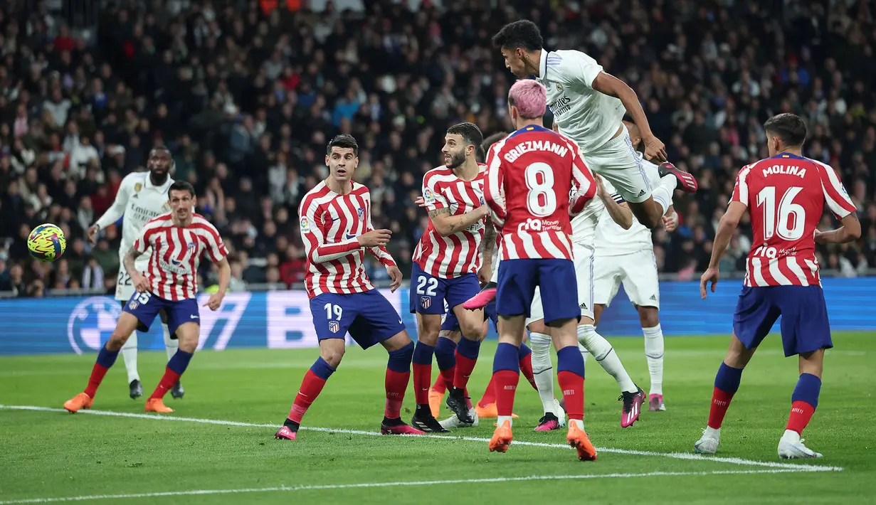 Pemain Real Madrid, Alvaro Rodriguez mencetak gol penyeimbang 1-1 ke gawang Atletico Madrid pada laga lanjutan Liga Spanyol 2022/2023 yang berlangsung di Santiago Bernabeu, Spanyol, Minggu (26/02/2023) dini hari WIB. (AFP/Pierre-Philippe Marcou)
