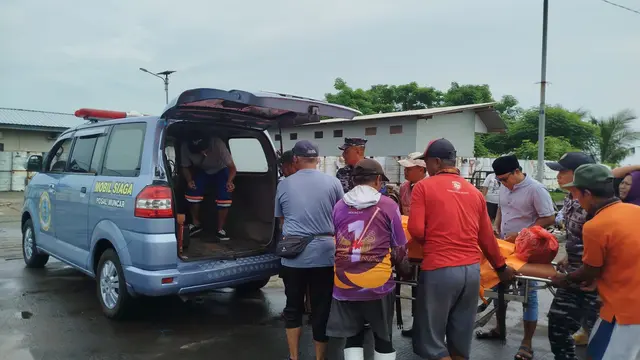 Personil TNI Al dan tim SAR evakuasi nelayan tewas saat kuras kapal di Muncar.