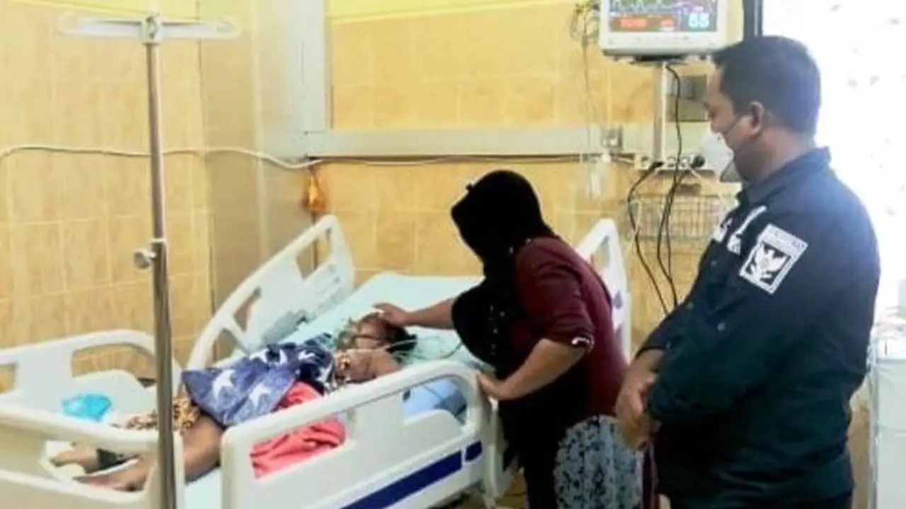 Siti Nur Kholifah dirawat di  RSUD Abdorehem Situbondo dalam kondisi kritis. (Istimewa).