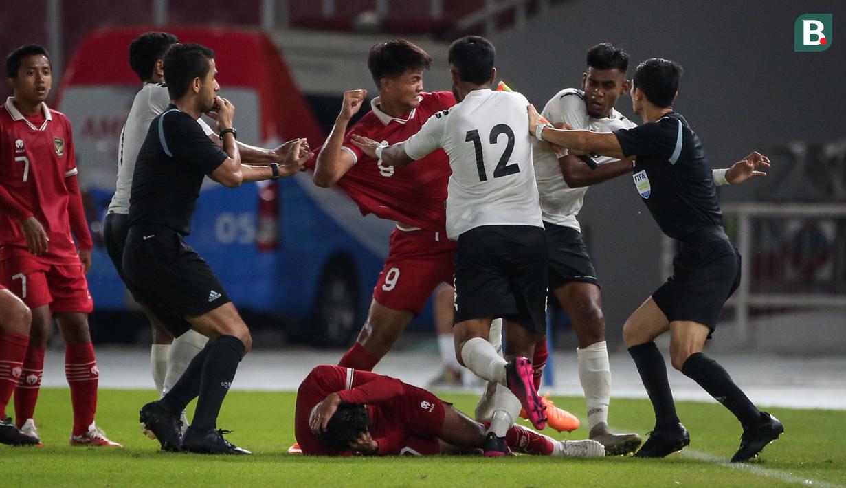 Pemain Timnas Indonesia, Hokky Caraka (kiri) bersitegang dengan pemain Timnas Fiji, Pawan Pratap Singh pada laga International Friendly Match U-20 di Stadion Utama Gelora Bung Karno (SUGBK), Jakarta, Jumat (17/02/2023). (Bola.com/Bagaskara Lazuardi)
