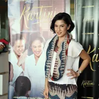 Dengan gamblang Dian Sastrowardoyo mengatakan bahwa dirinya telah mendapatkan warisan ilmu soal berakting dari aktris senior yang sangat berperan dalam kariernya itu, Christine Hakim.  (Nurwahyunan/Bintang.com)