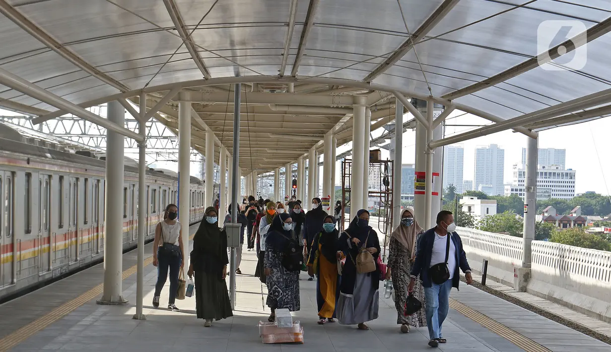 Penumpang KRL Commuter Line berjalan di peron Stasiun Manggarai, Jakarta, Minggu (26/9/2021). Jalur layang (elevated track) KRL Bogor Line di Stasiun Manggarai yang terdiri dari empat peron bagi penumpang kereta relasi tujuan Jakarta-Bogor. (Liputan6.com/Herman Zakharia)