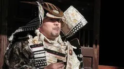Seorang peserta mengenakan pakaian tradisional Jepang Samurai selama tur situs bersejarah di Kamakura, Jepang (26/11). Dalam tur ini peserta mengenakan kostum layaknya samurai pada zaman dahulu. (AP Photo/Shizuo Kambayashi)