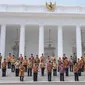 Jokowi dan JK berpose bersama para Menteri Kabinet Kerja di depan Istana Negara, Jakarta, Senin (27/10/2014). (Liputan6.com/Herman Zakharia)