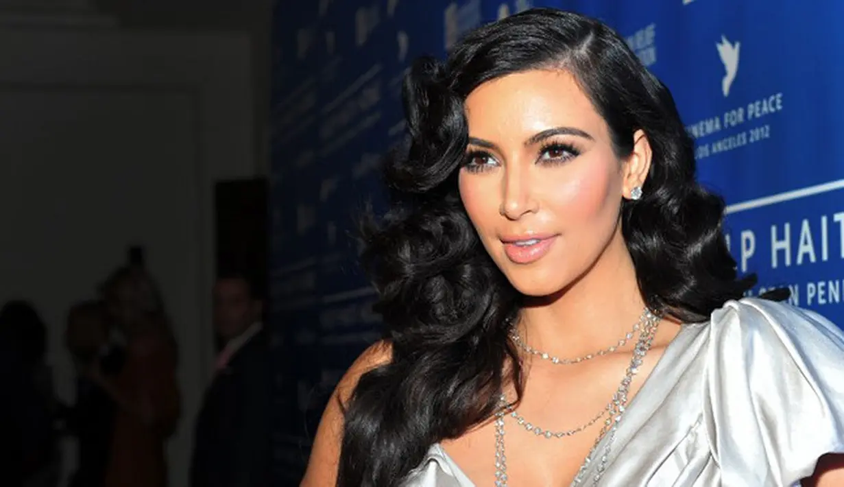 Bukan Kim Kardashian kalau tidak menjadi pusat perhatian masyarakat. Banyak yang memuji, banyak pula yang memberikan hujatan kepadanya. Terlebih para haters yang seringkali mengomentarinya. (AFP/Alberto E.Rodriguez)