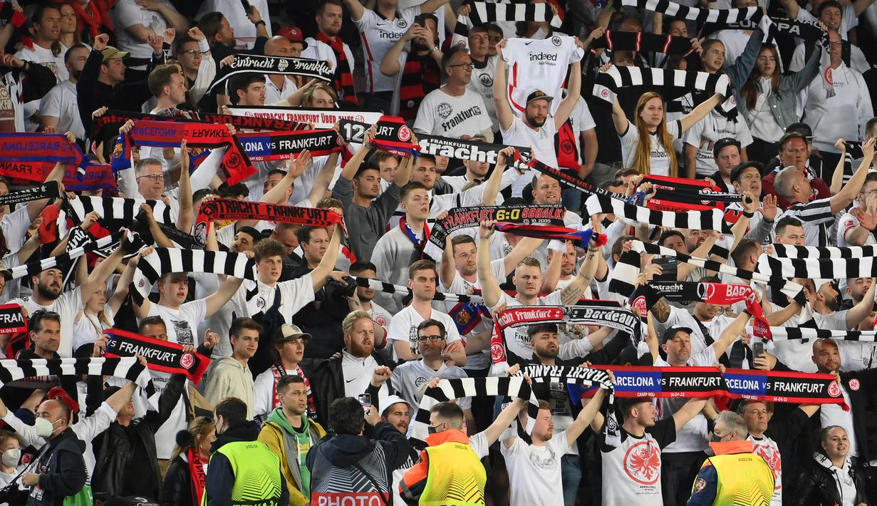 Suporter Eintracht Frankfurt selaku tim tamu hadir lebih banyak dari yang seharusnya. (AFP/Lluis Gene)