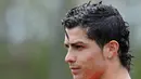 Rambut ikal Cristiano Ronaldo tampak keren saat latihan bersama Manchester United tahun 2008. (AFP/Andrew Yates)