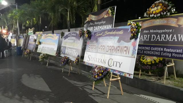 karangan bunga duka cita di rumah duka Hari Darmawan