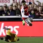 Duel pemain Arsenal, Alexis Sanchez (atas) menghindari terjangan pemain Sutton United, Kevin Amankwaah pada putaran kelima Piala FA di Gander Green Lane stadium, London; (20/2/2017). Arsenal menang 2-0. (AP/Matt Dunham)