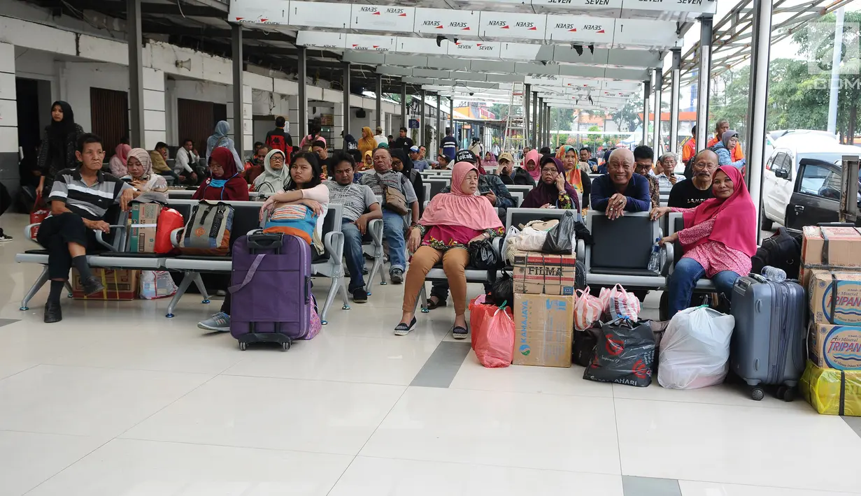 Calon penumpang kereta api menunggu pemberangkatan di Stasiun Pasar Senen, Jakarta, Selasa (16/4). PT KAI Daop 1 Jakarta mengoperasikan 11 KA tambahan dari Stasiun Gambir dan Pasar Senen. (Liputan6.com/Herman Zakharia)