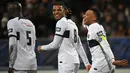 Penyerang Paris Saint-Germain (PSG) Kylian Mbappe (kanan) berselebrasi dengan rekan setimnya setelah mencetak gol ke gawang Revel pada babak 64 besar Piala Prancis di Stade Pierre-Fabre, Castres, Senin (8/1/2024) dini hari WIB. (Valentine CHAPUIS / AFP)