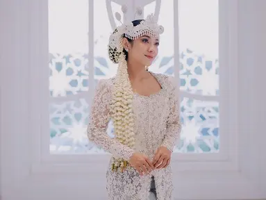 Dalam unggahan di akun Instagram, Dinda Kirana tampak melangsungkan 'pernikahan' dengan Jonathan Frizzy. Dirinya tampil begitu anggun dengan kebaya putih. (Liputan6.com/IG/@dindakirana.s)