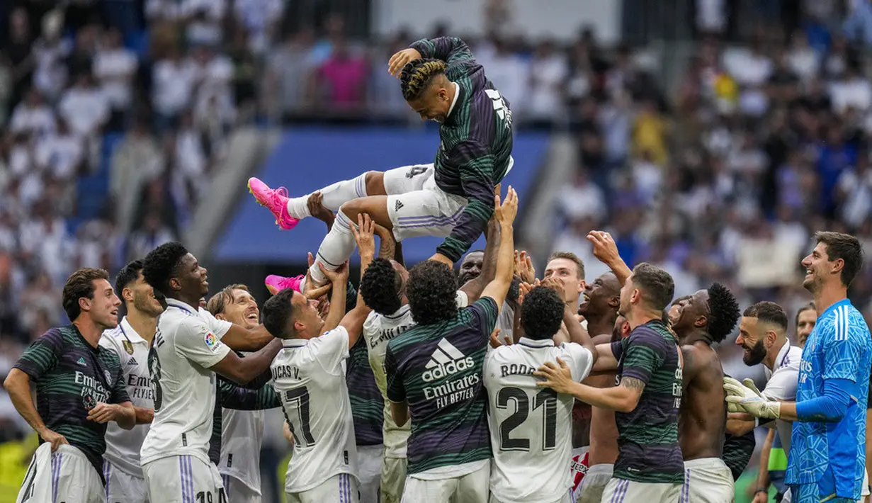 <p>Pemain Real Madrid Mariano Diaz dilempar ke udara sebagai ungkapan selamat tinggal dari rekan setimnya setelah pertandingan sepak bola Liga Spanyol melawan Athletic Bilbao di Stadion Santiago Bernabeu, Madrid, Spanyol, Minggu (4/6/2023). (AP Photo/Bernat Armangue)</p>