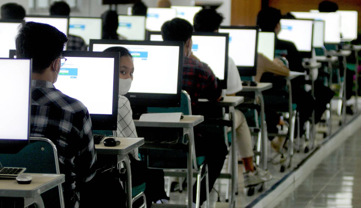 Peserta mengikuti Ujian Tulis Berbasis Komputer (UTBK) Seleksi Bersama Masuk Perguruan Tinggi Negeri (SBMPTN) 2022 gelombang pertama di Universitas Pembangunan Nasional (UPN), Jakarta, Selasa (17/5/2022). UTBK SBMPTN 2022 digelar mulai hari ini hingga 23 Mei 2022. (merdeka.com/Arie Basuki)