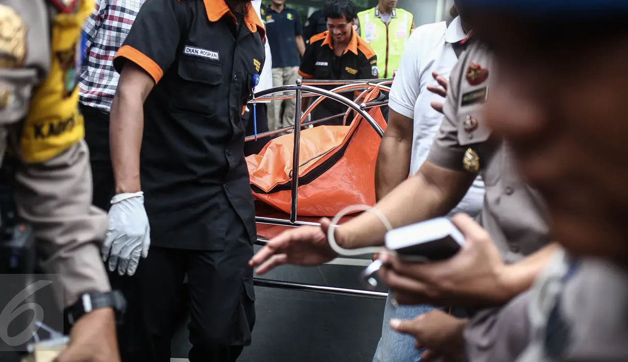 Petugas kepolisian membawa keluar jenazah pembunuhan di Jalan Pulomas Utara Nomor 7A, Kayuputih, Pulogadung, Jakarta, Selasa (27/12). Polisi tidak menemukan barang berharga yang hilang dalam peristiwa tersebut. (Liputan6.com/Faizal Fanani)