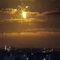 Rudal Iron Dome Israel mencegat rudal masuk dari Jalur Gaza di Palestina (21/4/2022). Militan Palestina menembakkan roket dari Gaza ke Israel, yang ditanggapi dengan serangan udara dalam eskalasi terbesar sejak Perang 11 hari tahun lalu. (AFP/SAID KHATIB)